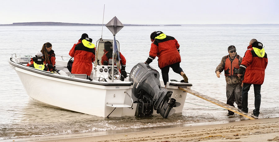 Embarquement pour une croisière avec les Excursions du Phare �ongue-Pointe-de-Mingan