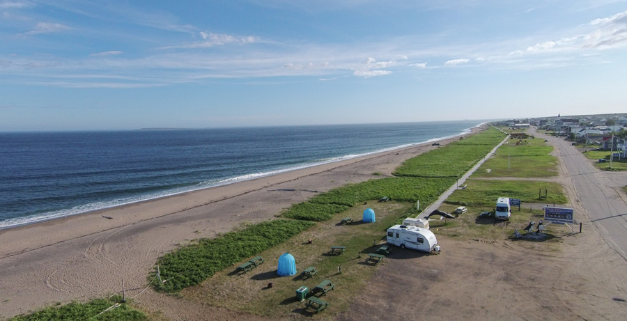 Vue aérienne du camping à  Longue Pointe de Mingan