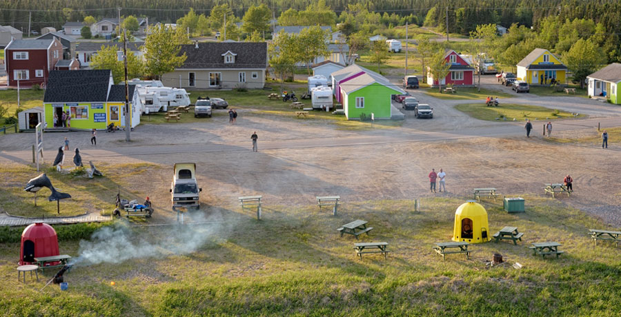 Vue aérienne des maisonettes, du camping et de la boutique souvenirs Archipel de Mingan