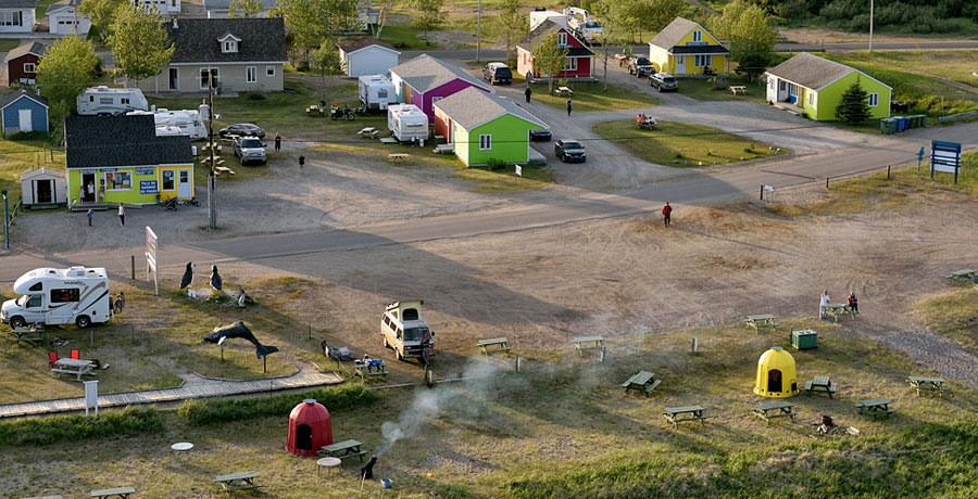 Vue aérienne des maisonettes, du camping et de la boutique souvenirs à  Mingan